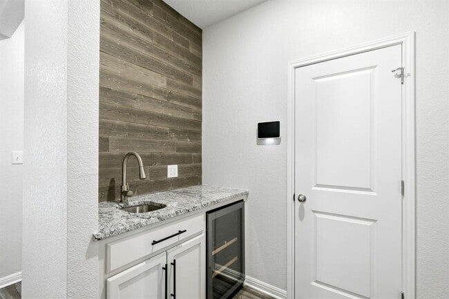 Photo - 424 Windy Reed Rd