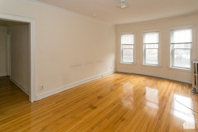 Photo - 5208 N Damen Ave