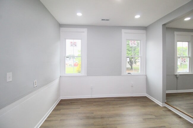 Larger Renovated 2 Bed / 1 Bath Apartment ... - Larger Renovated 2 Bed / 1 Bath Apartment ...