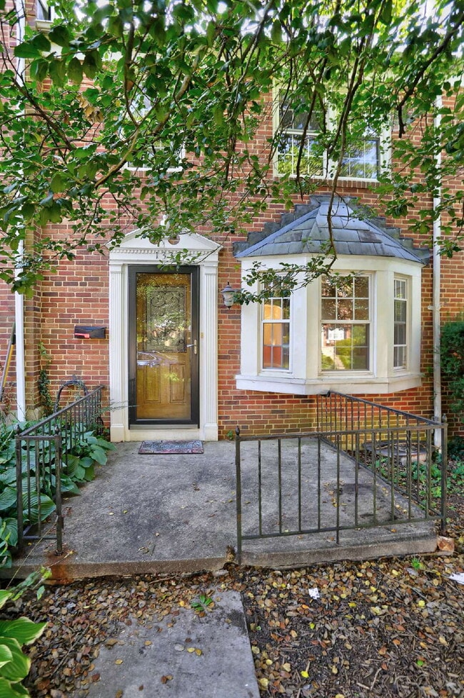 Building Photo - (3BD/2BA) Fabulous Rodgers Forge Townhome