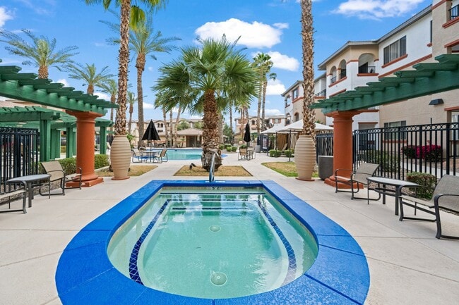 Pool Spa - Wyngate Apartments