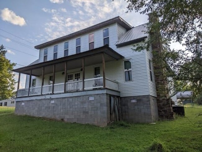 Building Photo - Welcome to this charming 3-bedroom, 1-bath... Rental