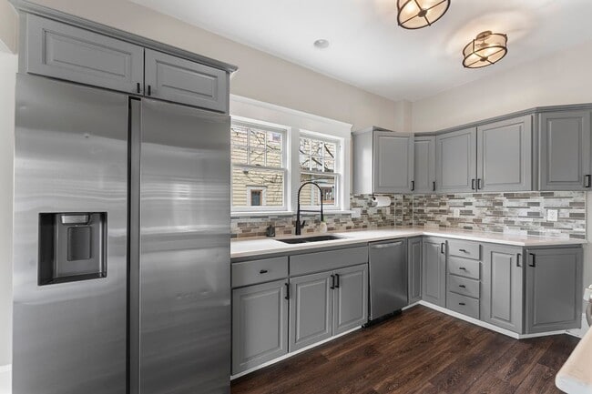 Photo - Stunning Craftsmen Beauty 3/1.5  bath 2000 sf! -ALBERTA/CONCORDIA