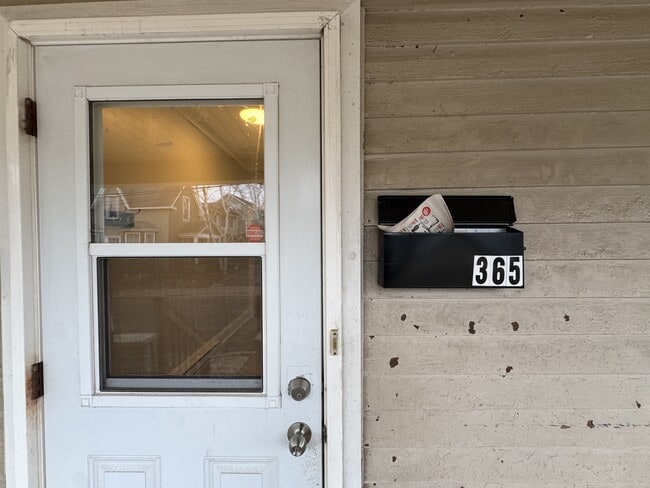 Photo - 365 Robinson St