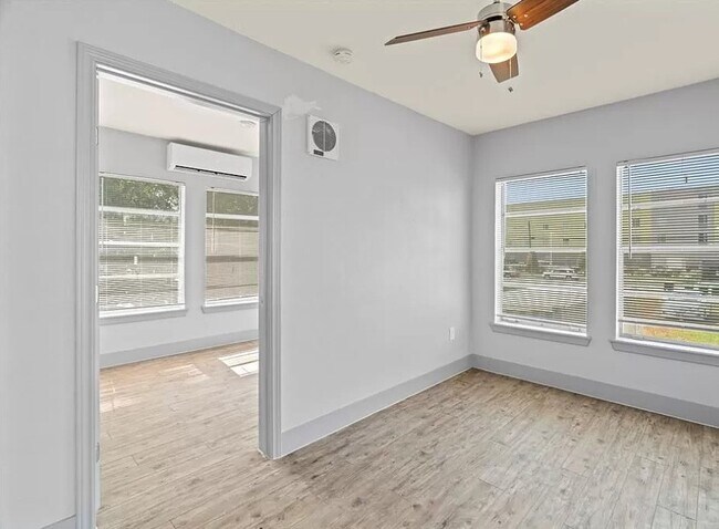 Photo - 305 Roberts St Unit 9