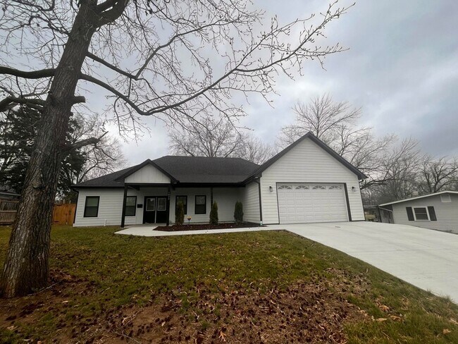 Photo - 1020 Crestland Ave