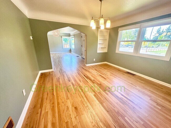 Photo - Huge 4 Bedroom 2 Bath House across from Rose City Golf Course