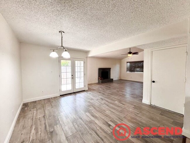 Photo - Spacious 3 Bed, 2 Bath Home with Garage & Full Appliances in North Bakersfield