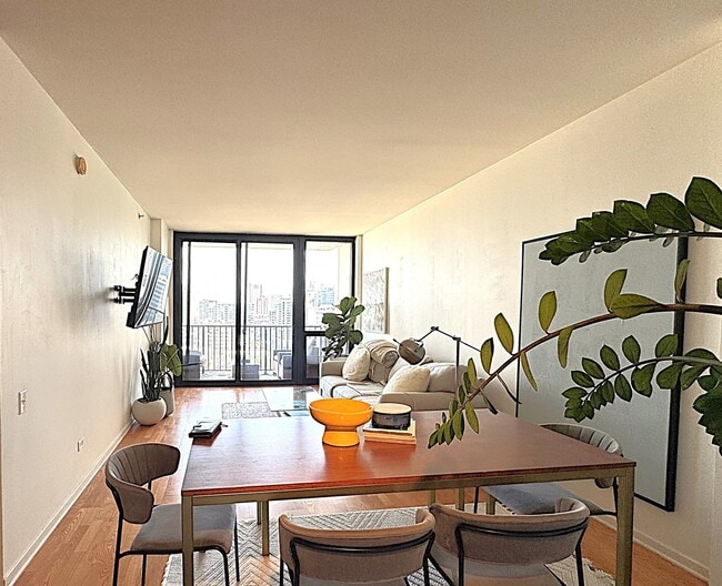 Building Photo - 210 S Desplaines St Unit 1409