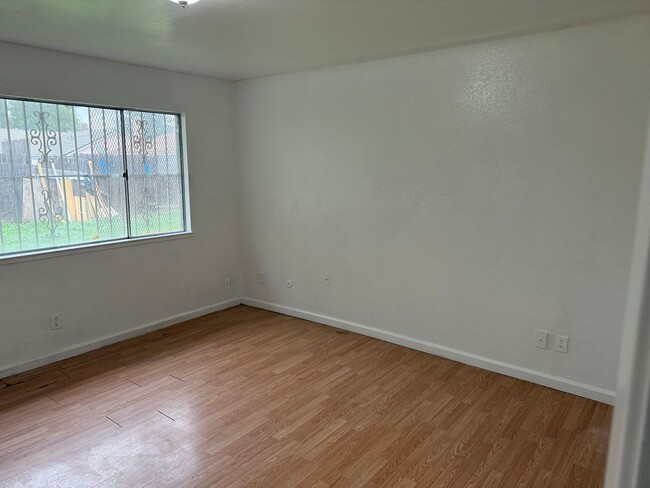 Building Photo - 3 bd 2bth- Ready to move in!! Easy access to shopping and FWY 99 and I-5!!!