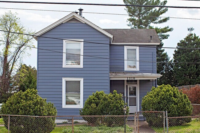 Building Photo - Pet-Friendly Woolen Mills Home Near Local Favorites