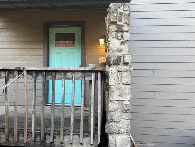 Photo - 1606 Waterloo Tr