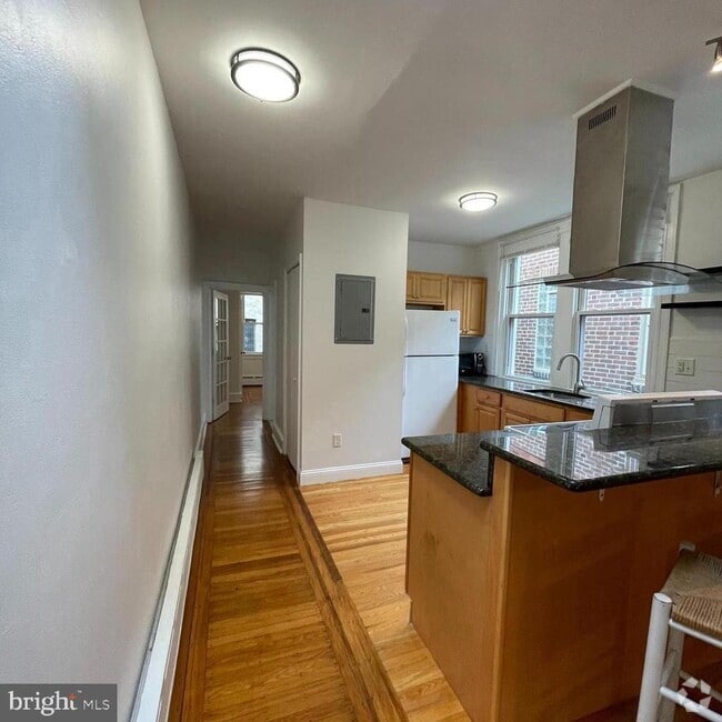 Building Photo - 641 Bainbridge St Rental