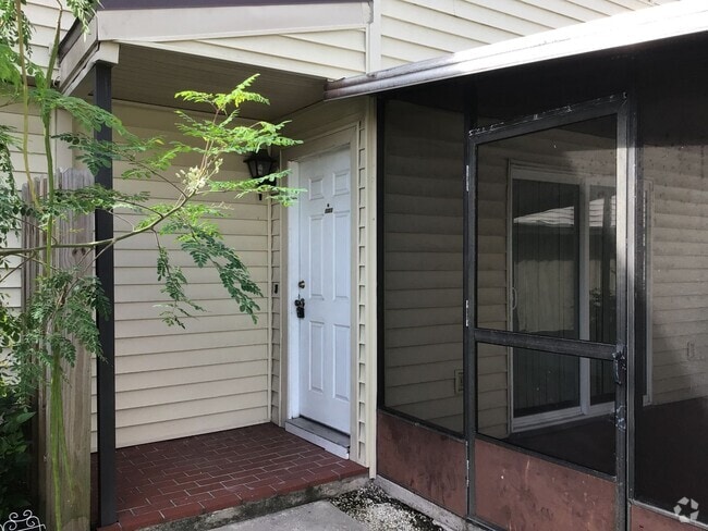 Building Photo - 2 Story Condo. Lovely 2 bed/1.5 bath condo