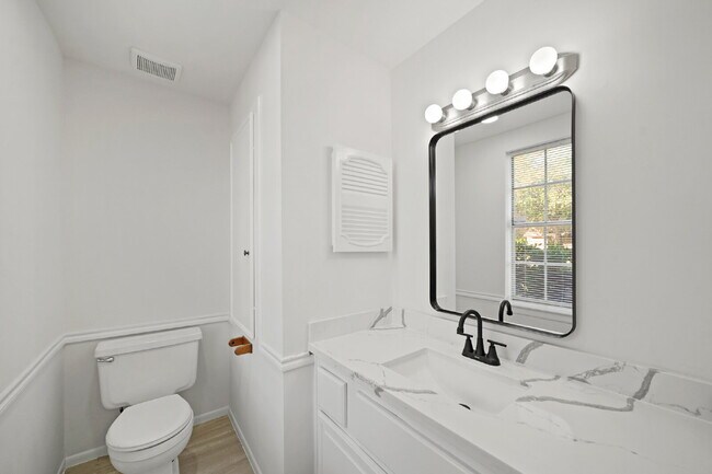Photo - "Charming 3-Bed Townhouse Oasis with 2.5 B...