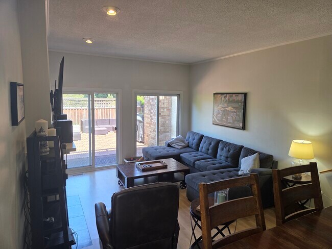 Photo - 2542 York Av