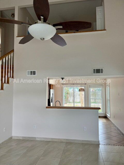 Photo - 366 Canterbury Cir NW