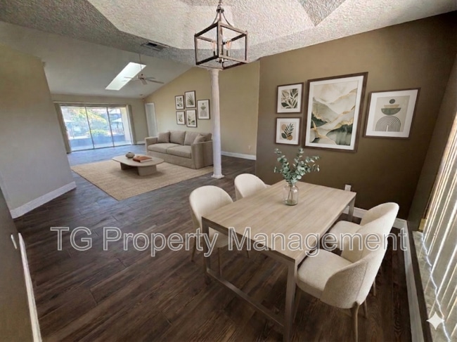 Photo - 20 Clarendon Ct N