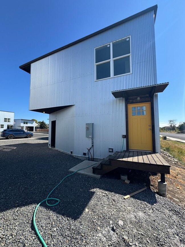 1BR, 1BA with Huge Garage - 1BR, 1BA with Huge Garage House