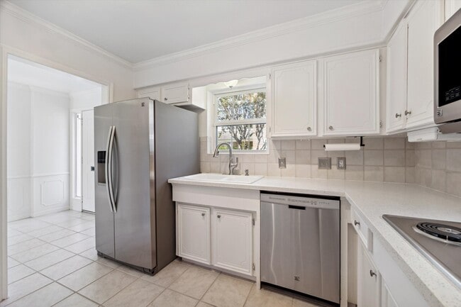 Photo - 1833 Saxony Ln