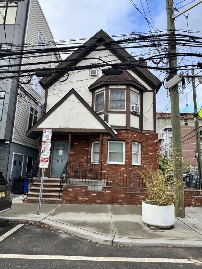 Building Photo - 268 St Pauls Ave Unit 1