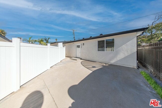 Photo - 8430 Glenoaks Blvd