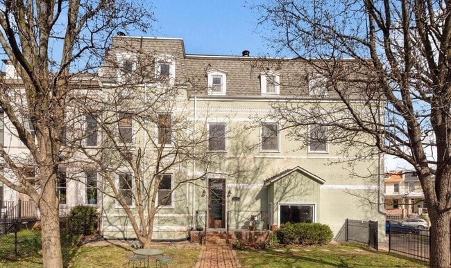 Building Photo - Charming Hill East One Bedroom