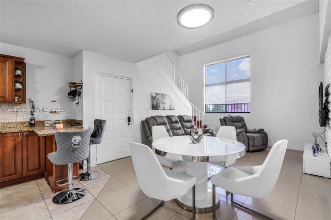 Photo - 2740 W 63rd St Unidad 206