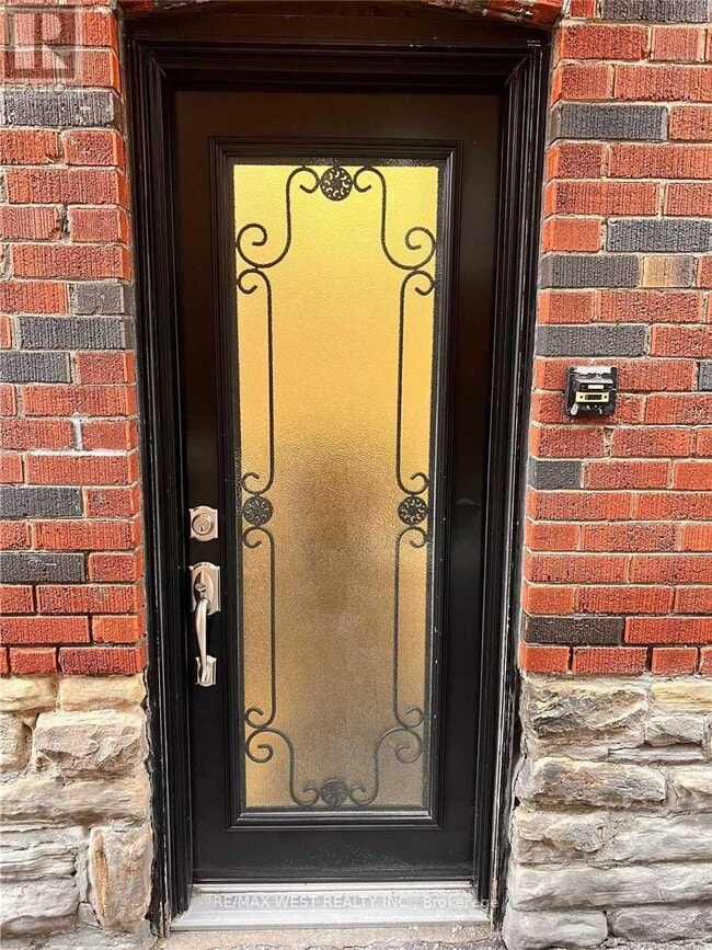 Photo - 900 Avenue Rd