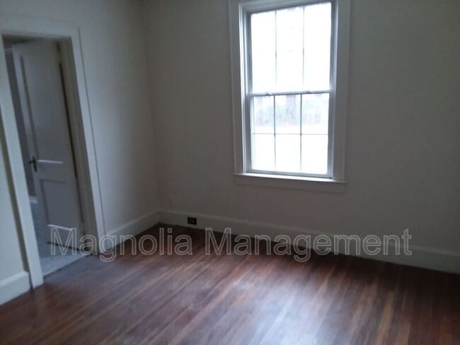 Photo - 410 Young St