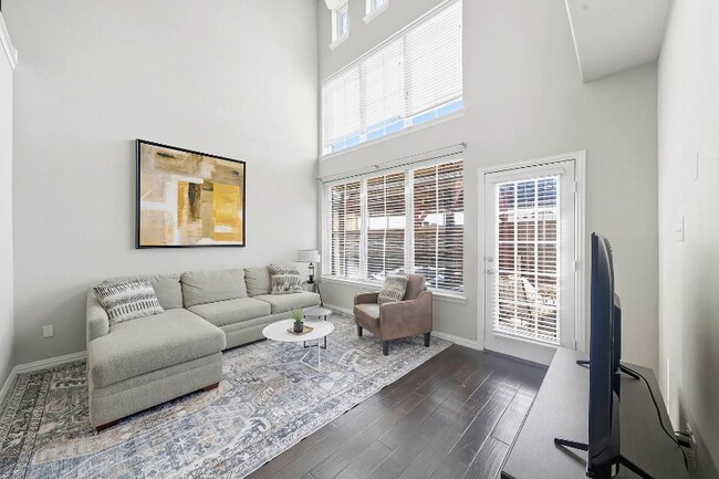 Photo - 374 Hamilton St