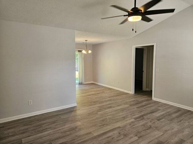 Photo - 3 bedroom, 2 bath home in the Neighborhood...