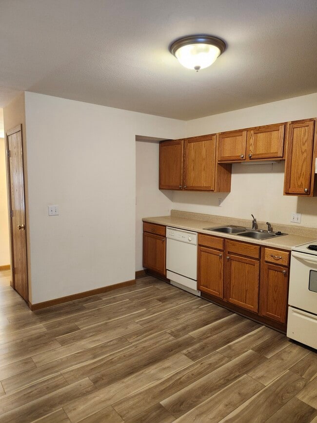 Photo - 28 Peartree Ln