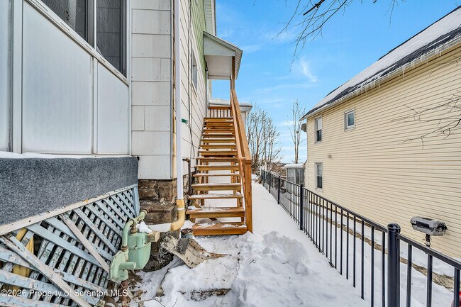 Photo - 208 E Warren St