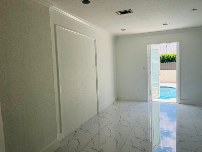 Photo - 16400 NW 82nd Ct Unidad 1