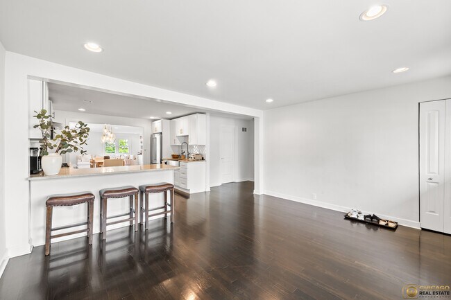 Photo - 204 E Dickens Ave