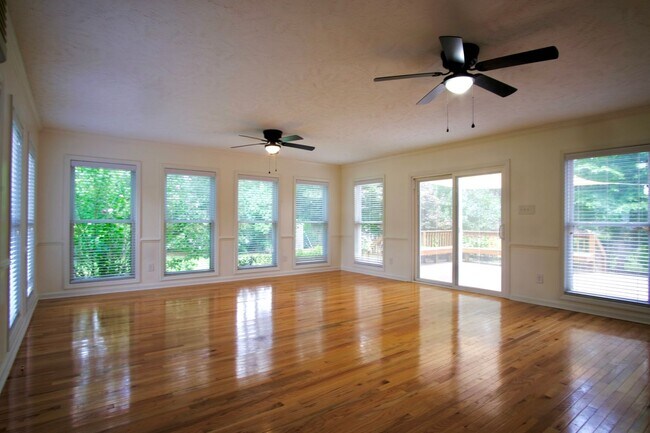 Photo - 4 Bed, 3.5 Bath, Spacious Family Room, Fenced Yard in Fayetteville