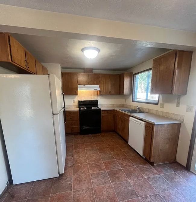 Photo - Spacious 3 Bedroom Home with Fenced Yard & Oversized Garage in Eugene