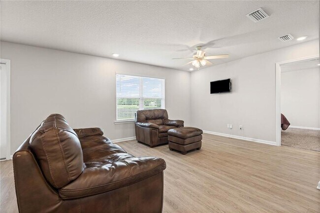 Photo - 2599 Cedarwood St