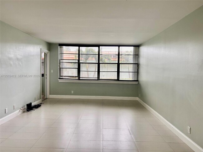 Photo - 2731 Taft St Unit 108