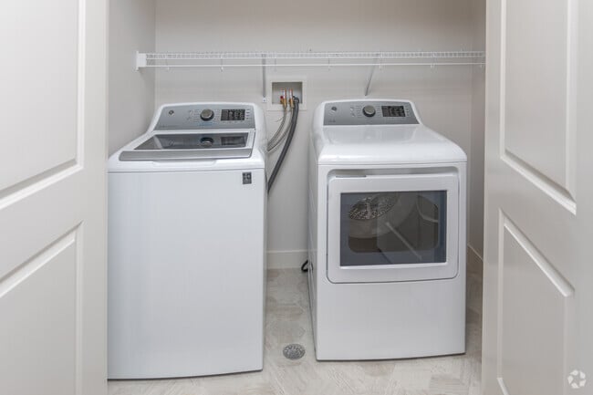 2BR, 2BA - 993SF