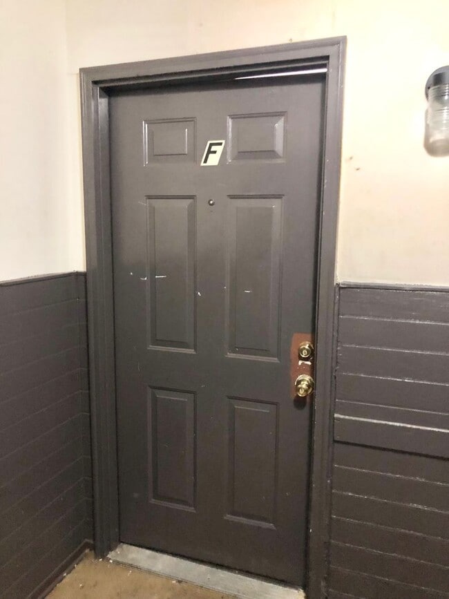 Photo - Winburn 2 bdrm 3rd floor apt     260319