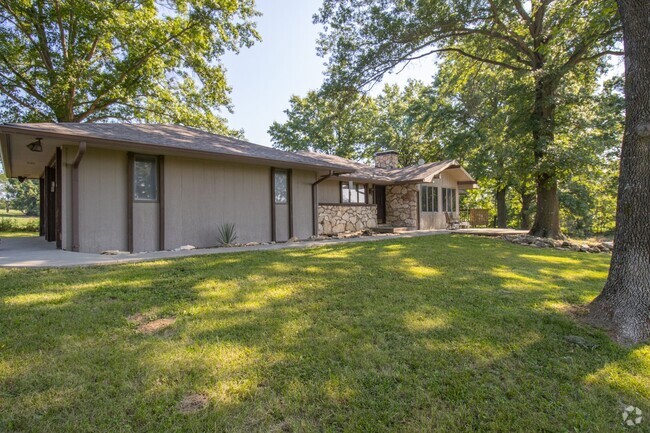 Building Photo - Storybook Ranch Home with Lake View