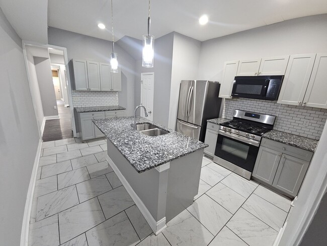 Building Photo - 5 Bedroom Townhouse in Pigtown