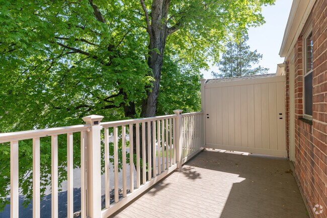 2BR, 1BA - 875SF - Balcony