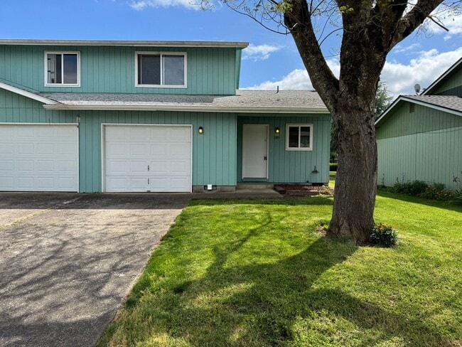 Building Photo - 2 bedroom 1.5 bathroom duplex in Springfield!