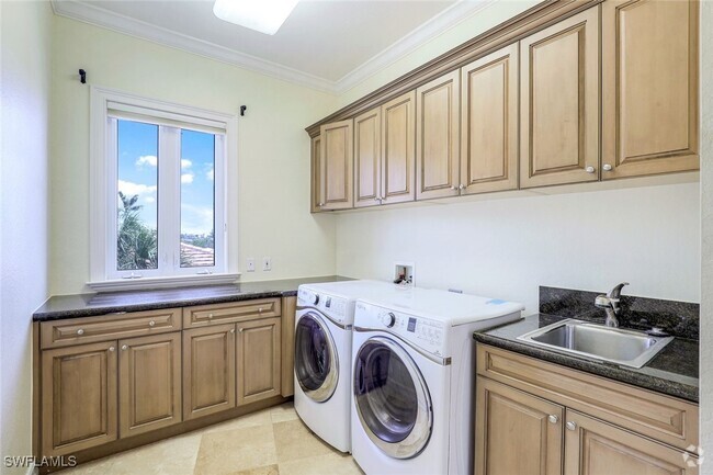 Building Photo - 175 Topanga Dr Rental