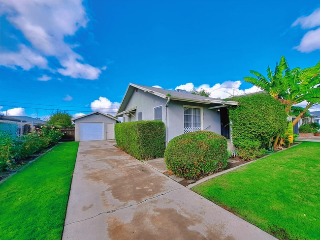 Photo - Single-Level 2BR Apartment with Garage in Fresno!