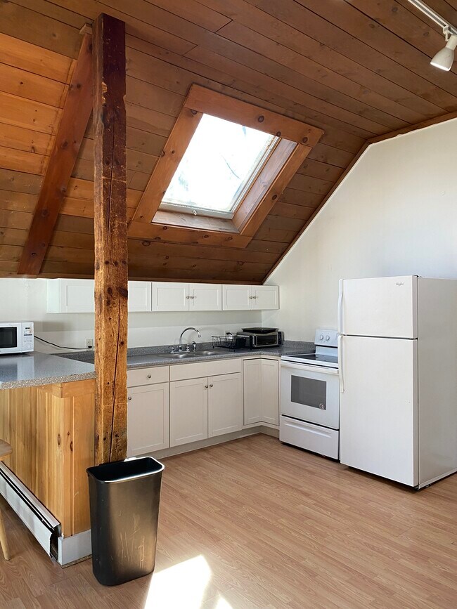 Building Photo - 95 Hall Ave Rental