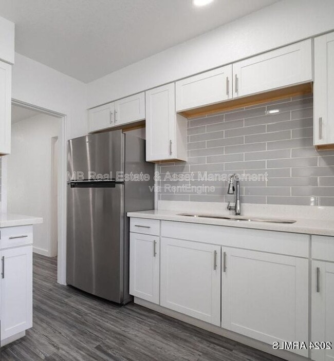 Photo - 1527 E Oak St Unit 2